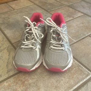 NIB New Balance Sneakers Size  7 NIB